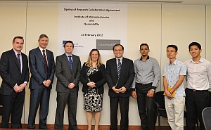 Jonathan O’Halloran, Chief Scientific Officer at QuantuMDx (third from left), Dim-Lee Kwong, Executive Director of the IME (fourth from right), Abdur Rub Abdur Rahman, Head of the Bioelectronics department at the IME (third from right) and colleagues at the signing of the research collaboration agreement on 23 February 2012