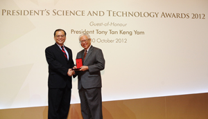 President Tony Tan presents the President’s Science and Technology Medal to Dim-Lee Kwong.