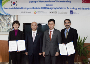 From left to right: Ko Kyung-Hwa, president of the Korea Health Industry Development Institute (KHIDI); Moon Hyung-Pyo, South Korea’s minister of health and welfare; Lee Yi Shyan, Singapore’s senior minister of state for trade and industry and national development; and Raj. Thampuran, managing director of A*STAR, at the signing of the Memorandum of Understanding between A*STAR and KHIDI.
