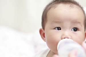 A custom-made microchip capillary-electrophoresis (CE) device can detect low-level functional proteins in formula milk for infants.