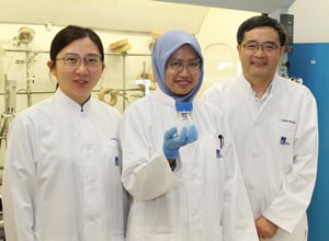 IBN researchers who developed the new antimicrobial material that can kill E. coli bacteria within 30 seconds (from left to right: Yuan Yuan, Siti Nurhanna Riduan and Yugen Zhang).