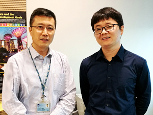 Jinghua Teng (left) and Kun Huang have developed a non-invasive, super-resolution microscope.